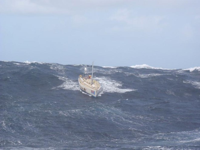 California surf down a wave - Clipper 09-10 Round the World Yacht Race © Clipper Ventures PLC . http://www.clipperroundtheworld.com